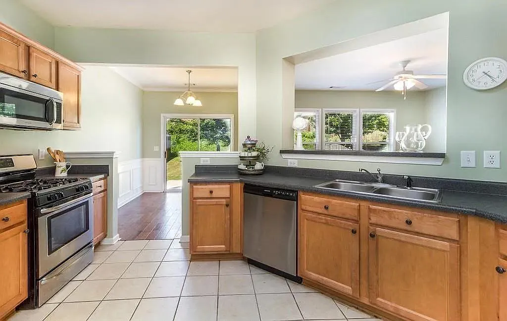 4 bed, 2.5 bath, 1806 sqft, $2,350 — Photo 4