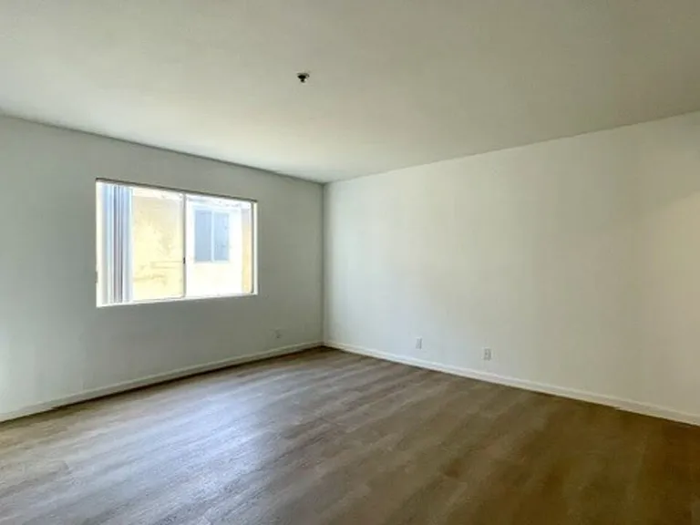 420 S Harvard Blvd #301 — Photo 9