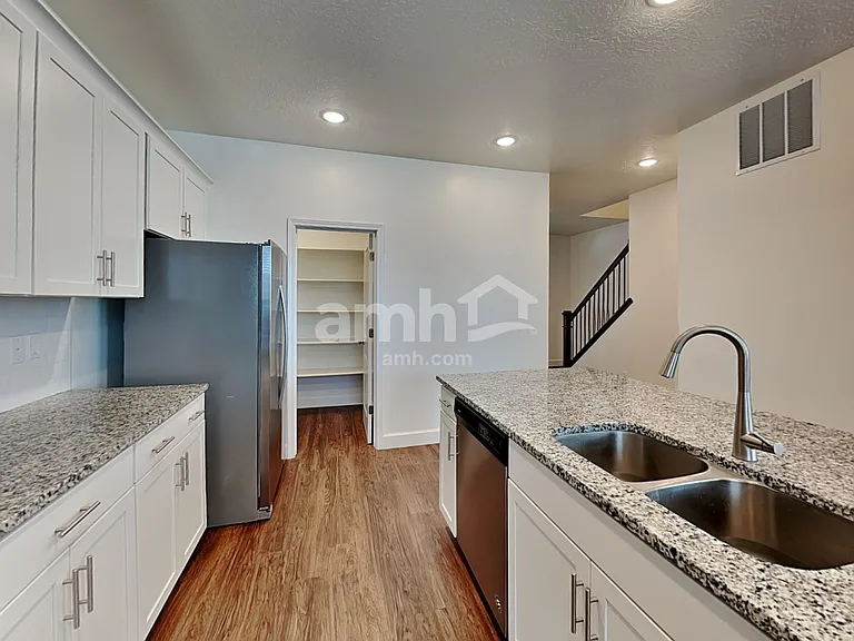 1328 E White St — Photo 5