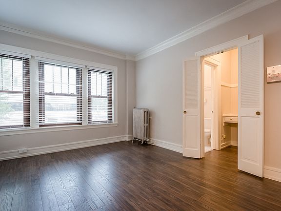 2nd image of 5220 S Kenwood Ave #5220-502