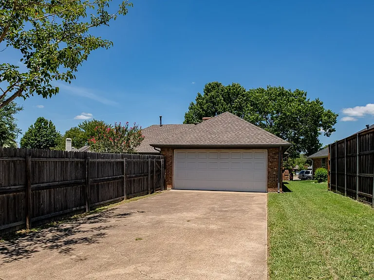 3624 Amanda Cir — Photo 25