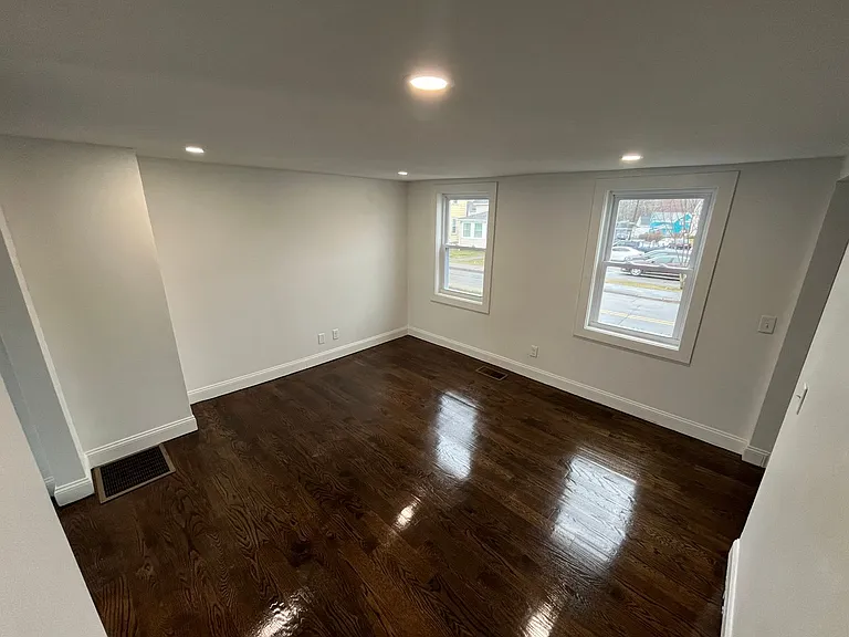 284 School St — Photo 8