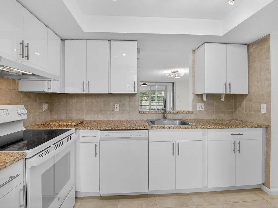 10 Willowbrook Ln #207