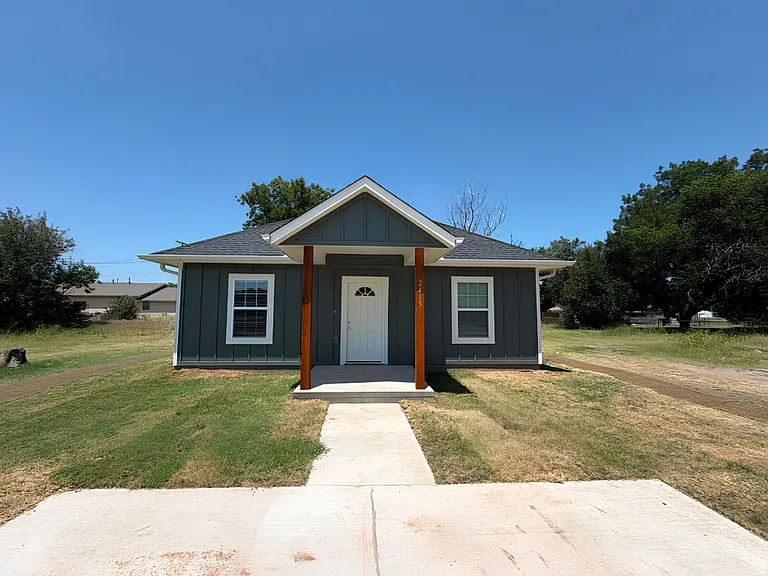 2415 SW J Ave — Photo 1
