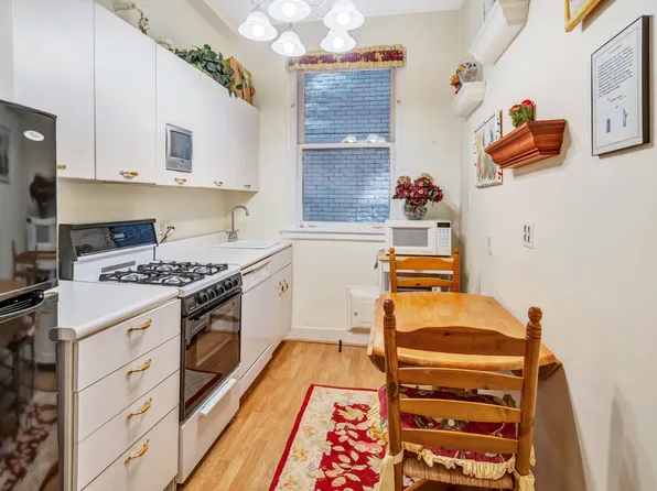 1060 Park Avenue image 3 of 7