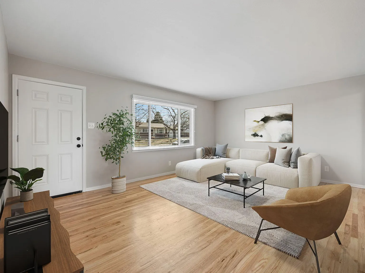 4 bed, 1998 sqft, $3,350 — Photo 2
