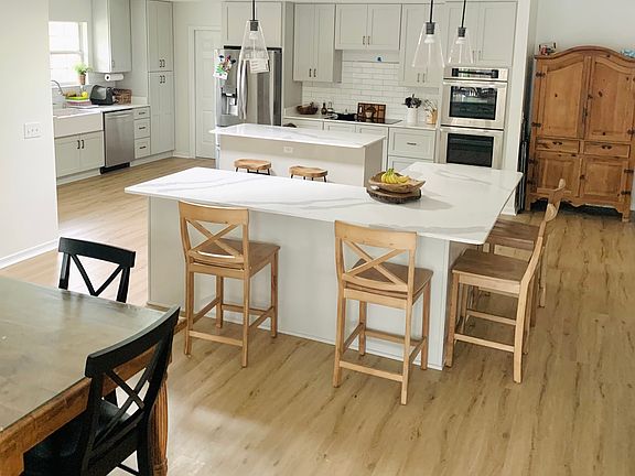Spacious kitchen area with tons of storage!
