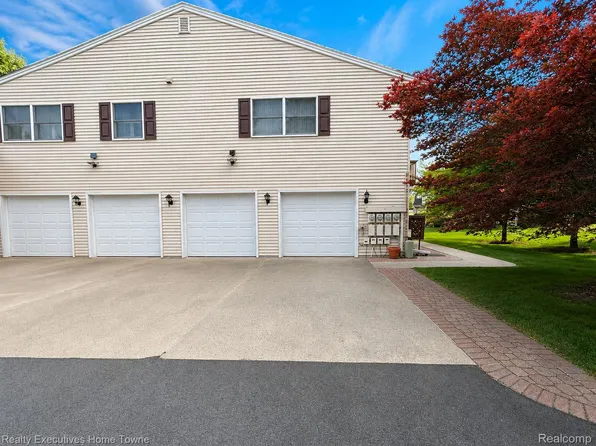 3756 Ramblewood Dr, Port Huron, MI 48060