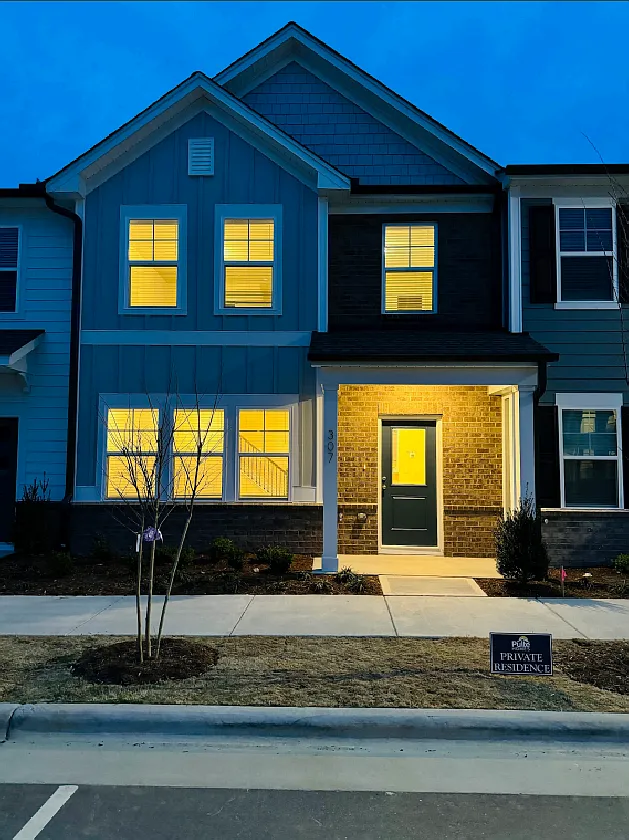 3 bed, 2.5 bath, 1735 sqft, $1,795 — Photo 1