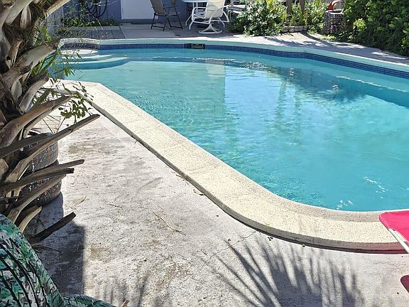 5th image of 2212 SE 4th Avenue