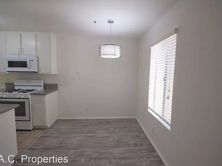 11505 Riverside Dr — Photo 6