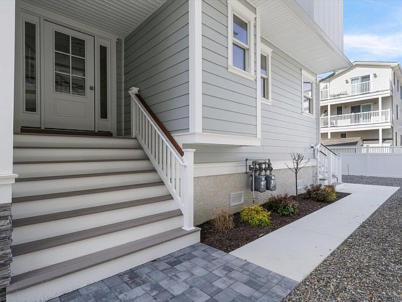 2nd image of 223 40th St E #Sea