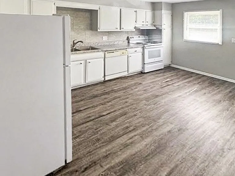 2077 Andrew St SE — Photo 2