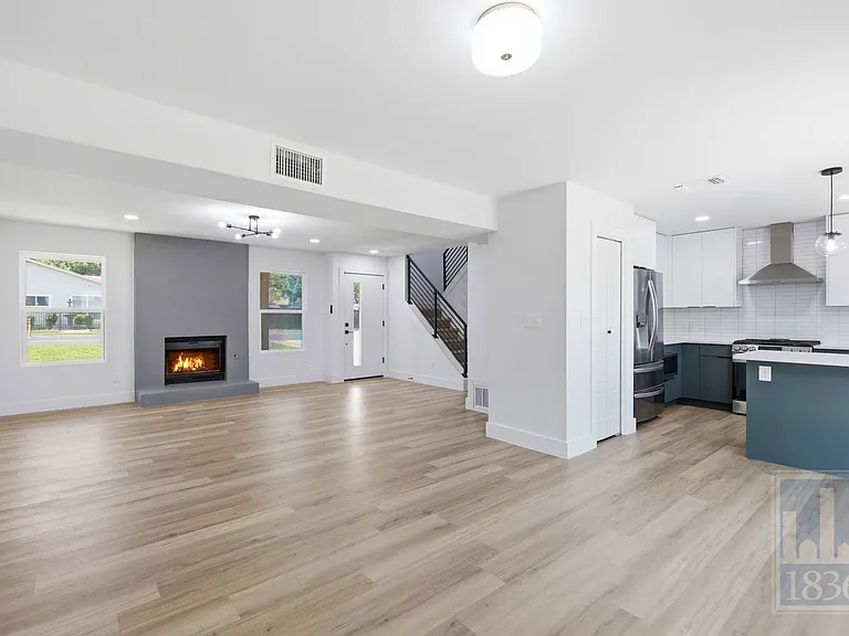 3610 Alexandria Dr — Photo 2