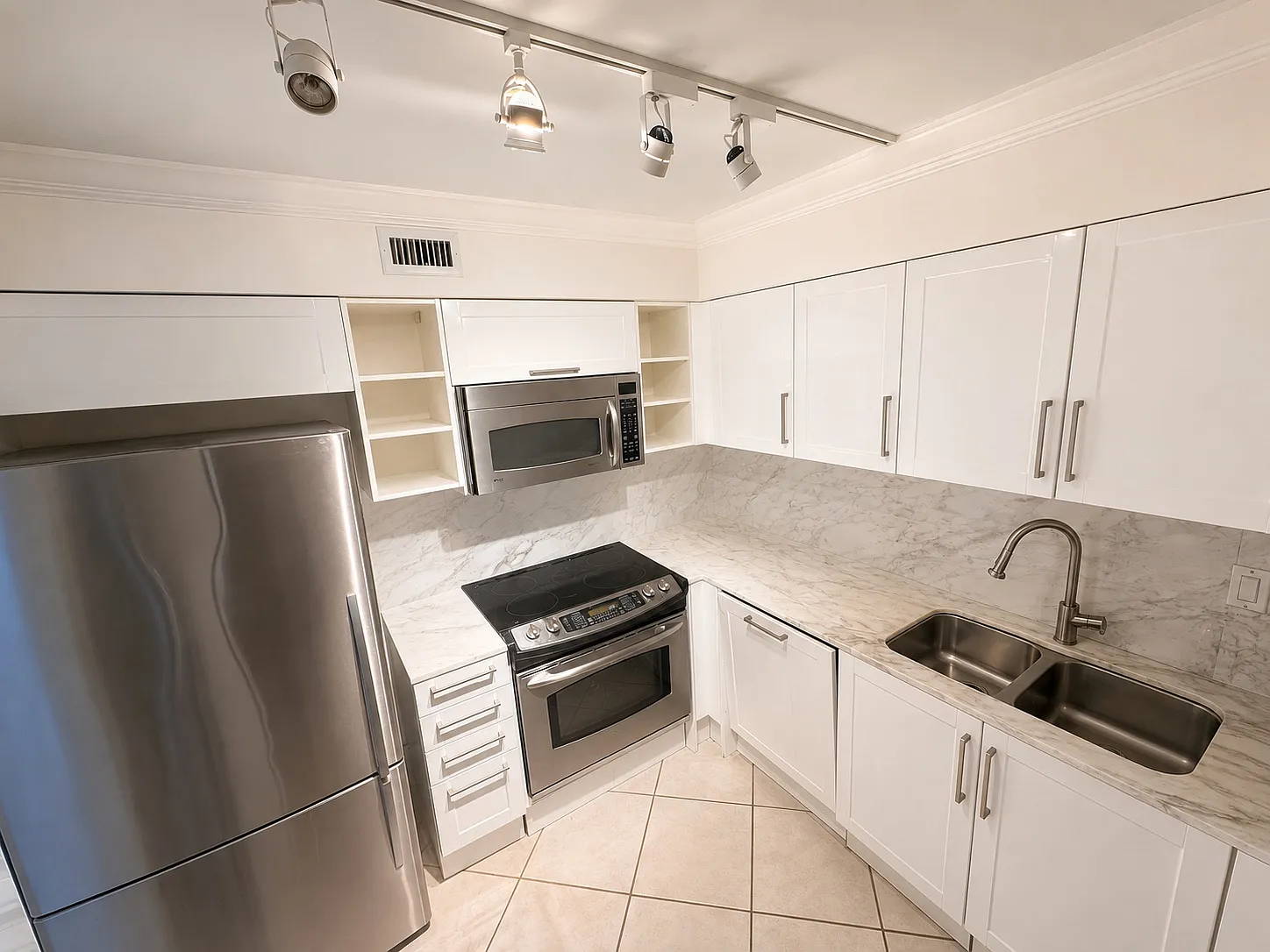 1 bed, 1.5 bath, 828 sqft, $2,300 — Photo 3