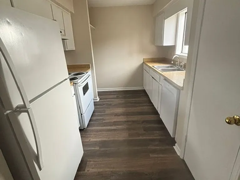 Pine Villa Town Houses — Photo 17
