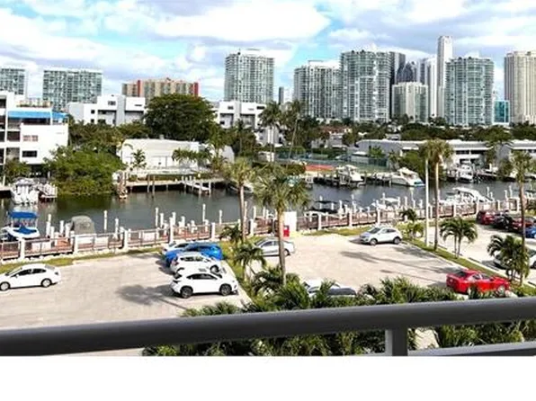 400 Kings Point Dr, Sunny Isles Beach, FL