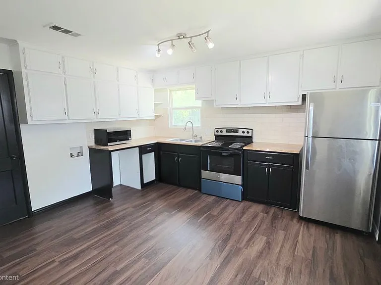 2616 Marbella Ln — Photo 3