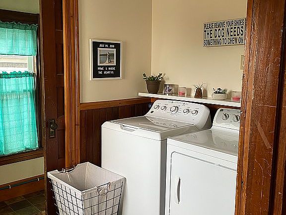 Entry way with laundry 