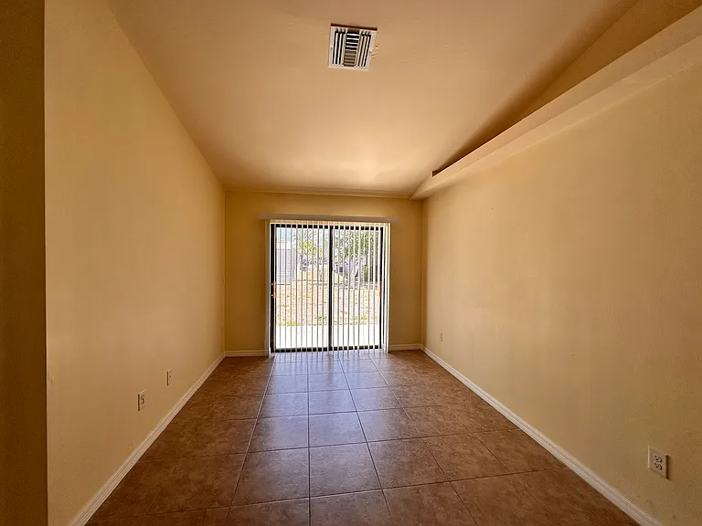 1033 SE 12th St — Photo 5