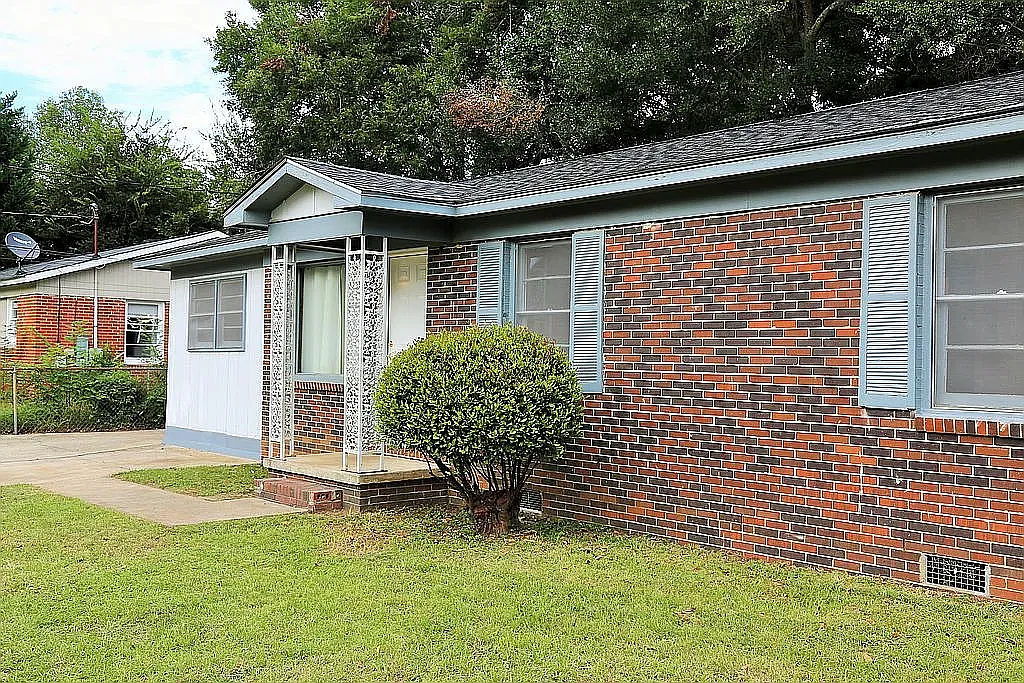 3 bed, 1200 sqft, $1,450 — Photo 2