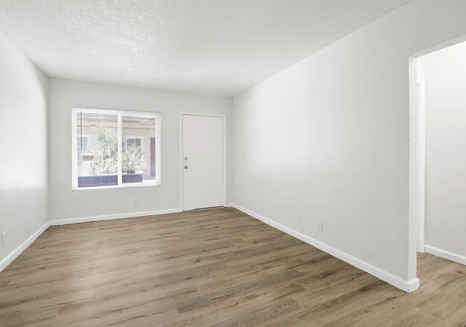Las Palmas Apartments — Photo 2