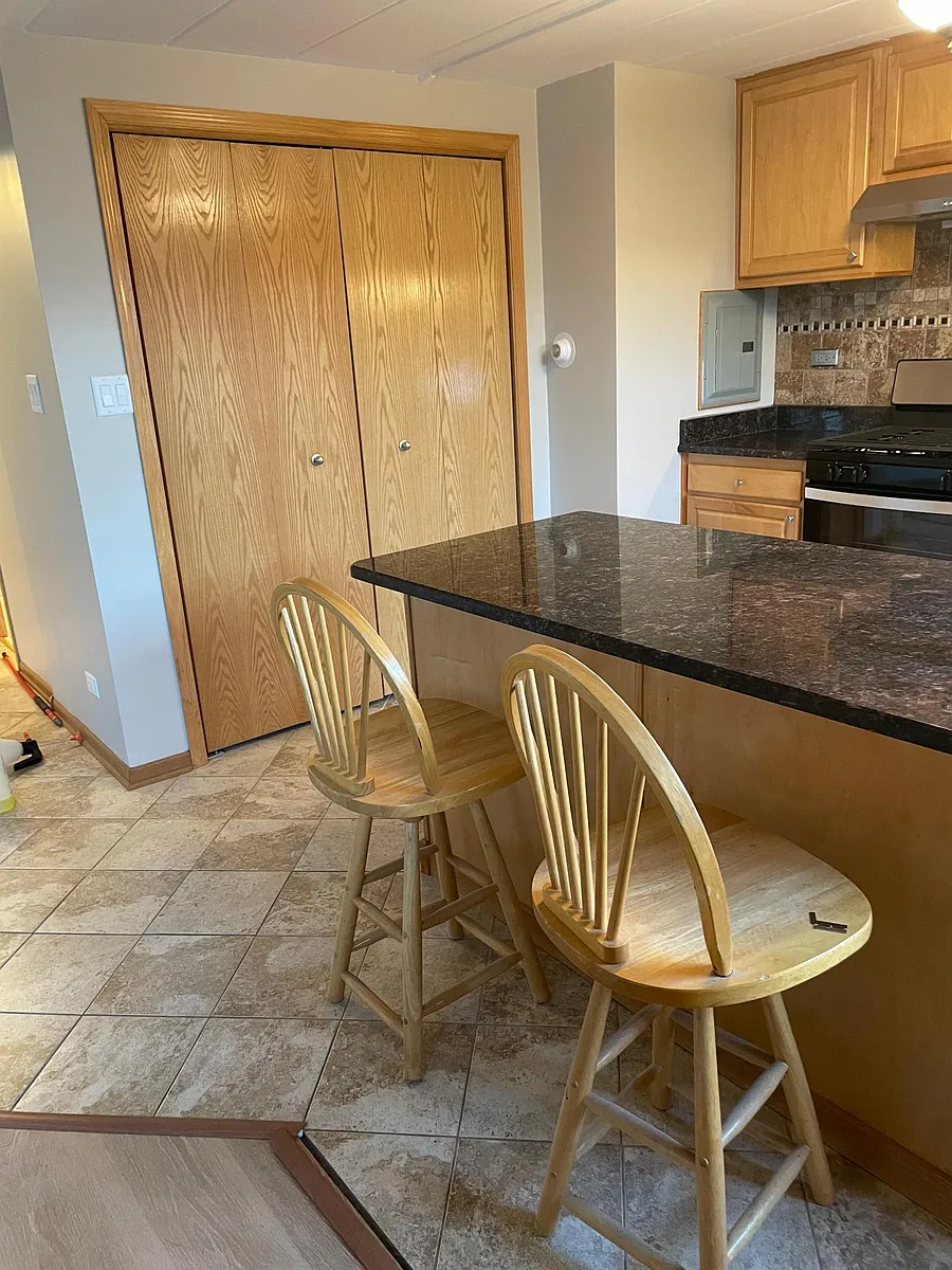 Building Photo - 5568 S Archer Ave #3B
