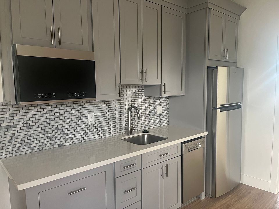 1st image of 915 Bell St #B