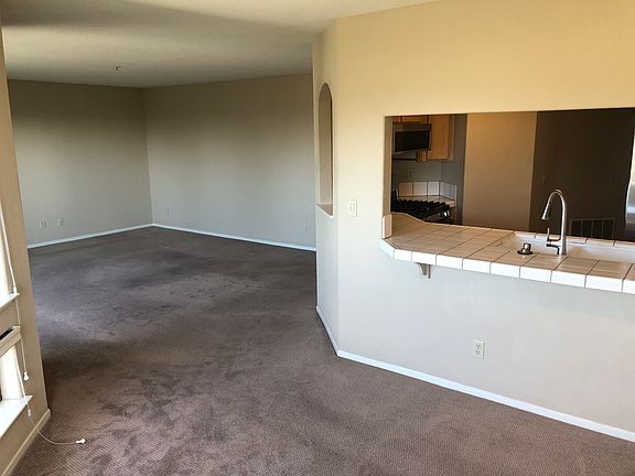 Dining room to kitchen / living room