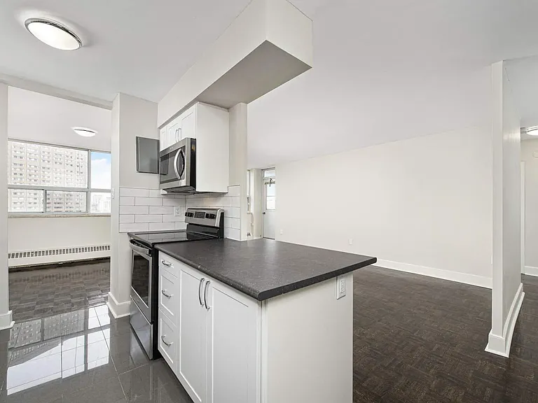75 Thorncliffe Park Dr — Photo 1