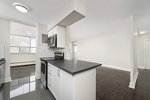 75 Thorncliffe Park Dr Photo 1