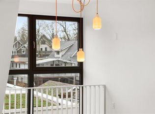 6 W 17th Ave #3, Vancouver, BC V5Y1Z4