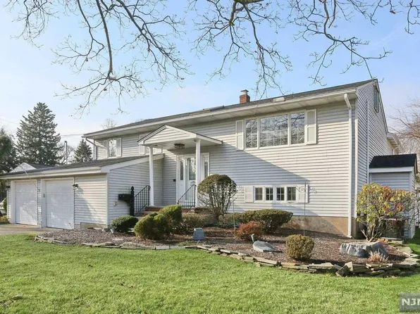 2 Stevens Dr, Dumont, NJ 07628