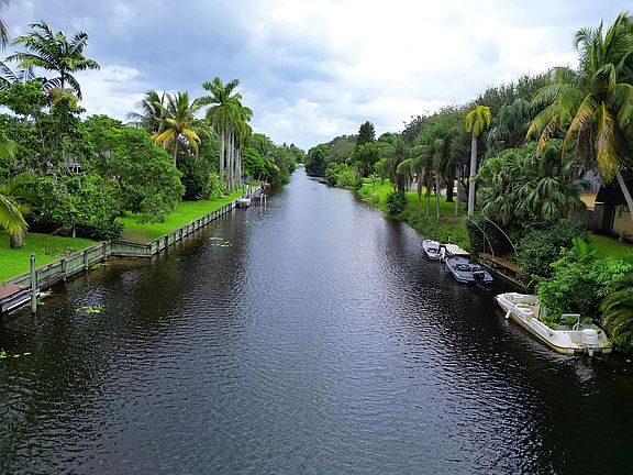 5th image of 2438 Waterside Dr Drive