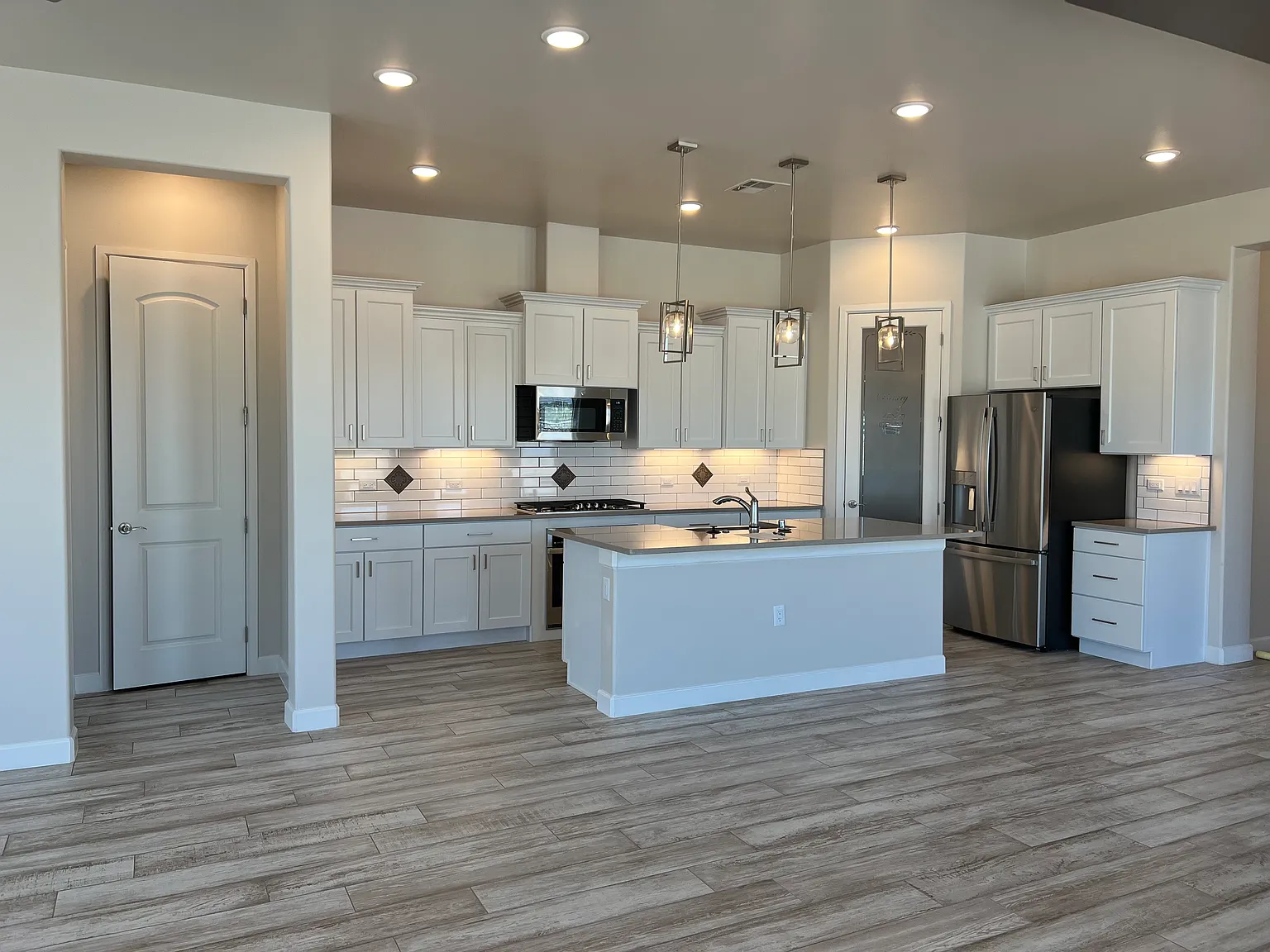 4 bed, 1980 sqft, $2,490 — Photo 4