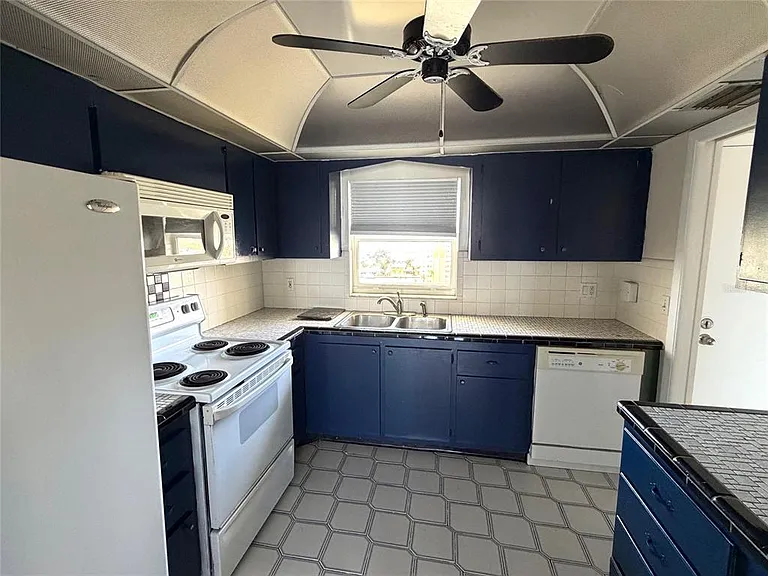 4775 Cove Cir #1102 — Photo 9