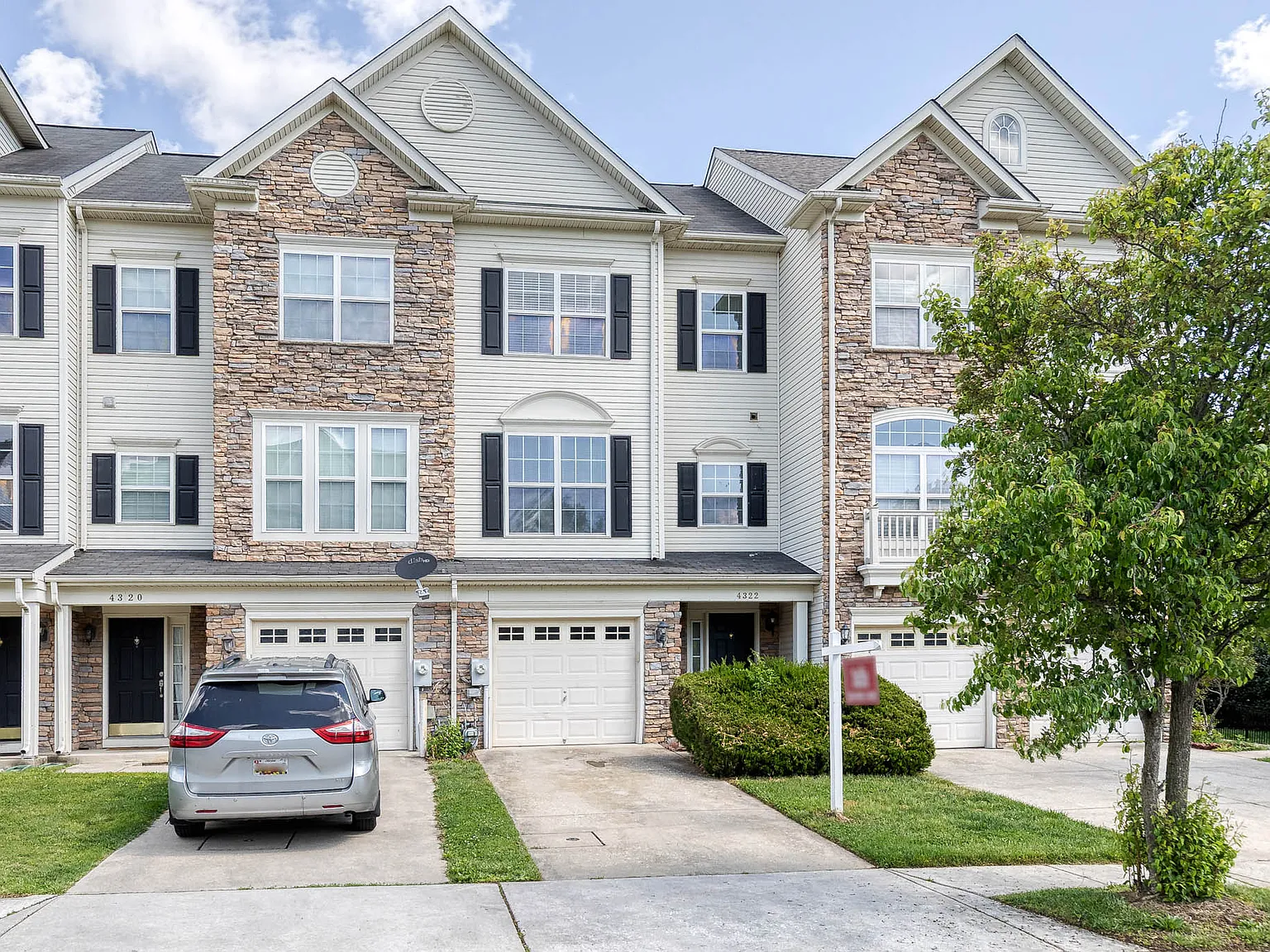 3 bed, 2.5 bath, 2430 sqft, $2,600 — Photo 1