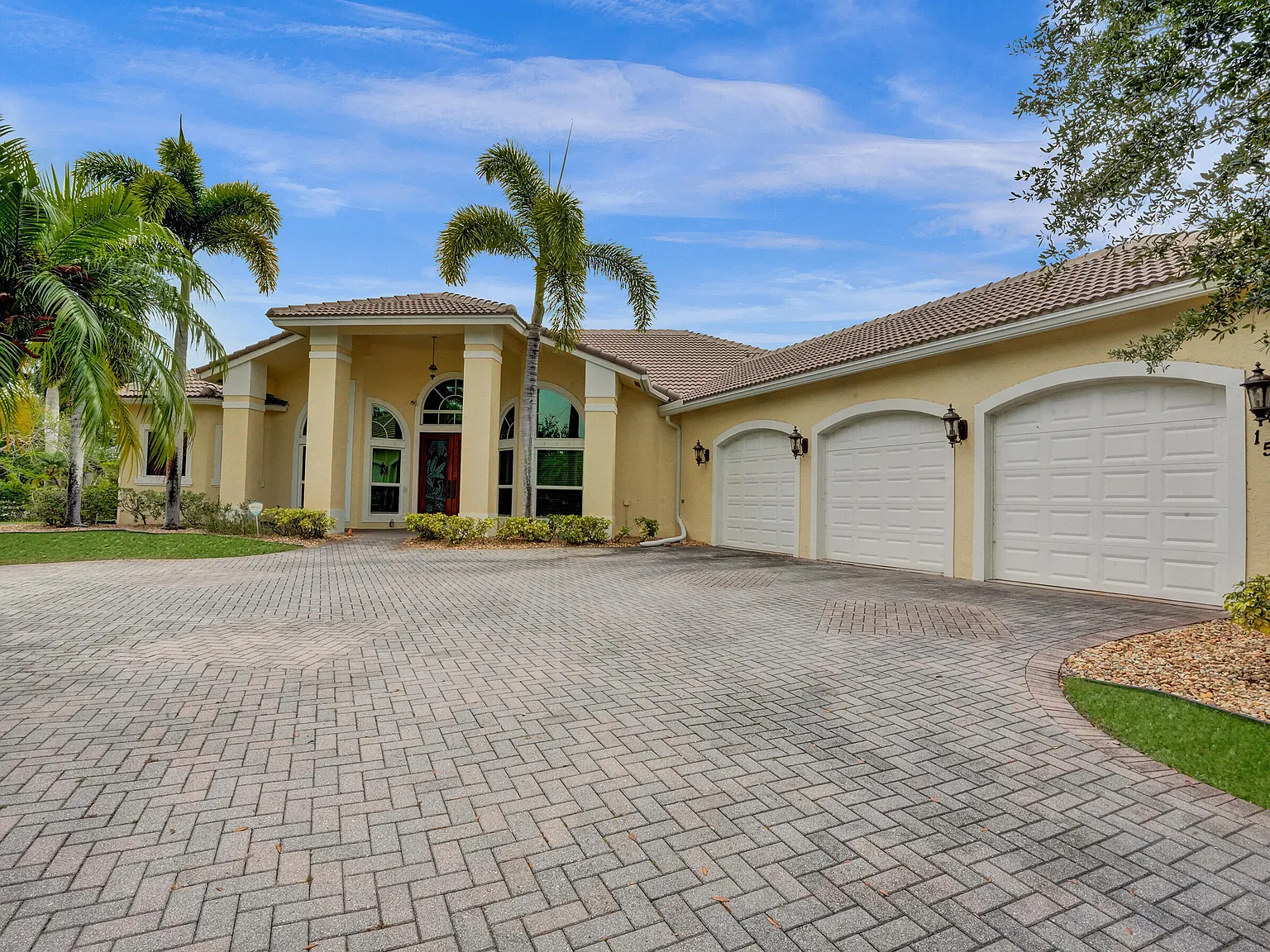 5 bed, 3.5 bath, 3232 sqft, $9,000 — Photo 2