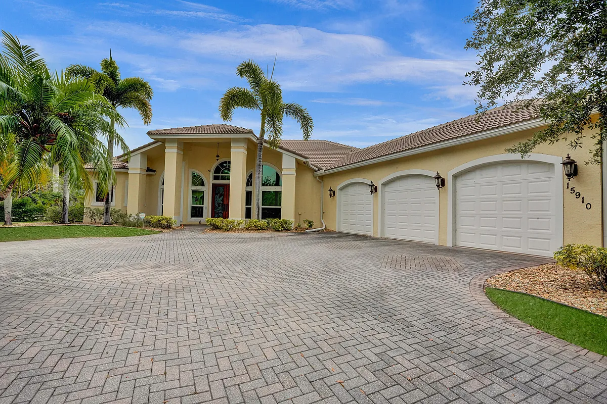Building Photo - 15910 Lindbergh Ln