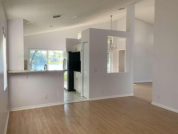 5th image of 856 Stanton Dr