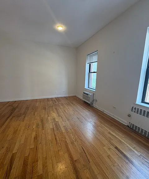 300 1/2 E 65th St #4A — Photo 2