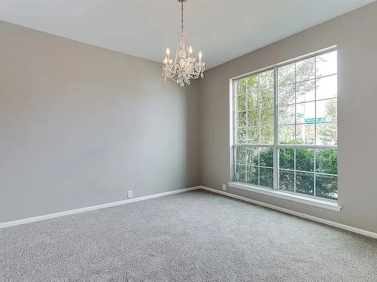 2700 Thorncreek Ln — Photo 2