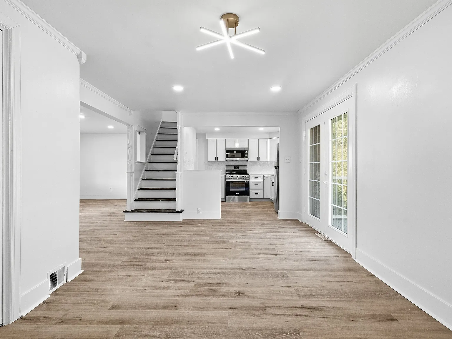 6 bed, 2.0 bath, 2237 sqft, $3,000 — Photo 4