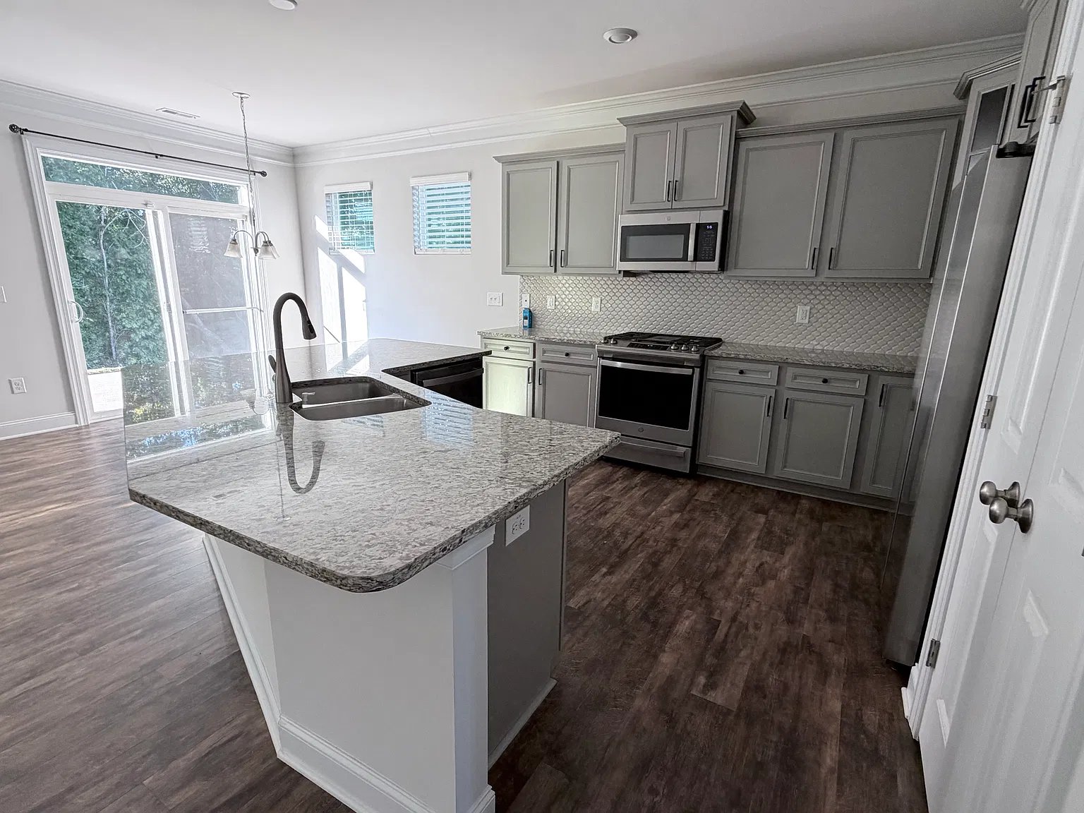 4 bed, 2485 sqft, $2,600 — Photo 4