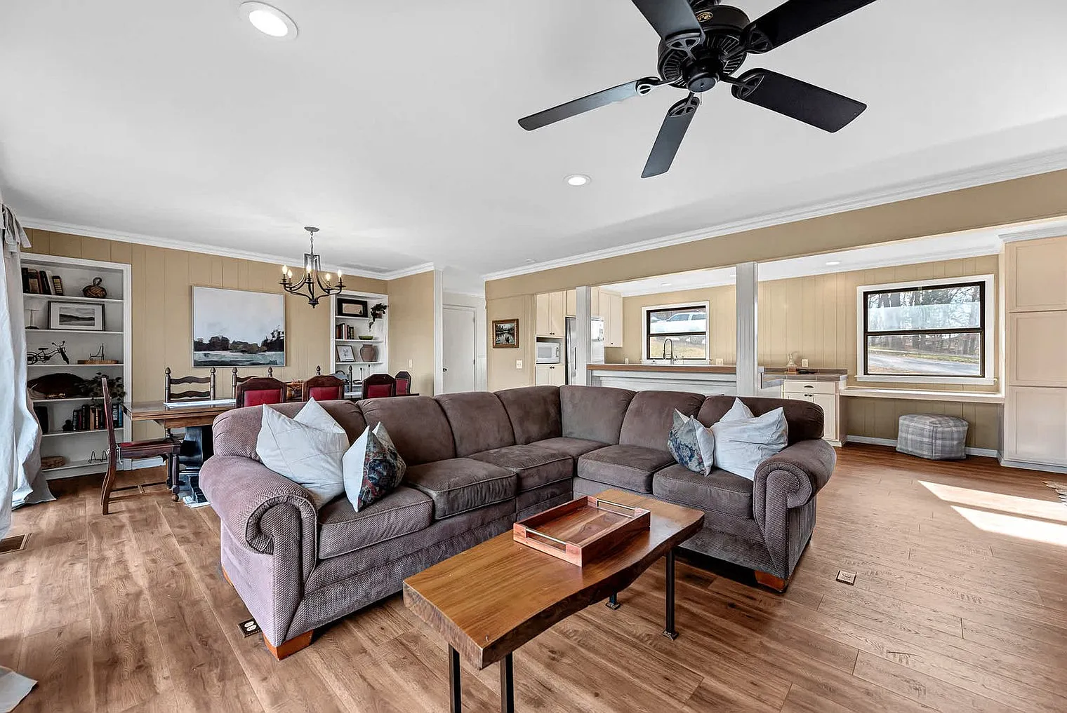 3 bed, 2.0 bath, 1905 sqft, $4,087 — Photo 4