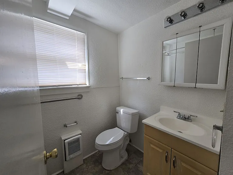 228 SE Pitzer St — Photo 10