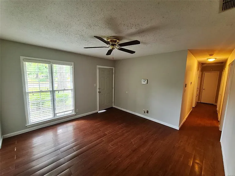 516 Lawndale Ln — Photo 5
