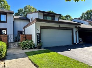 720 Tinkers Ln, Sagamore Hills, OH 44067