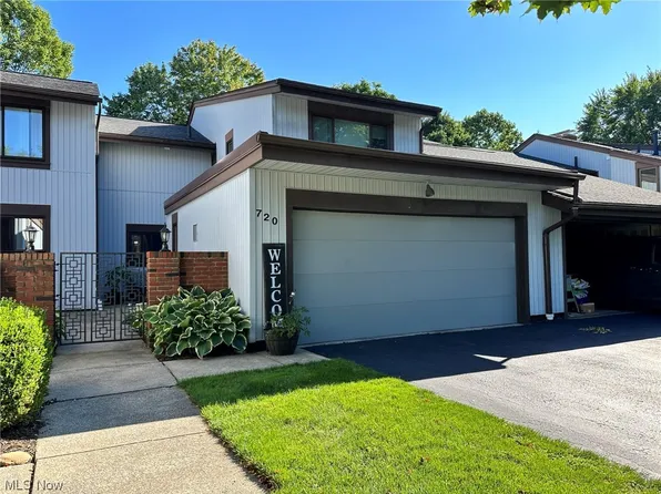 720 Tinkers Ln, Sagamore Hills, OH 44067