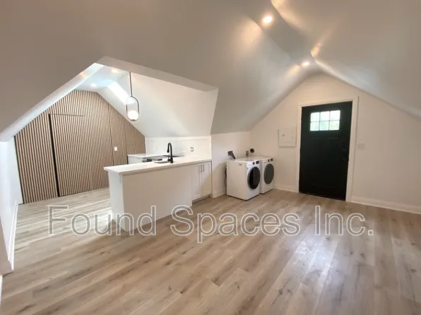 210 Burlington St E #2, Hamilton, ON L8L 4H1